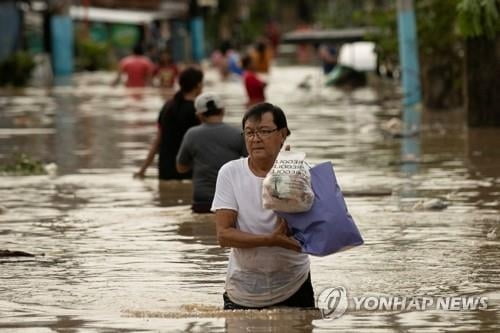 슈퍼 태풍 '노루'에 필리핀 초토화…구조대원 등 6명 사망