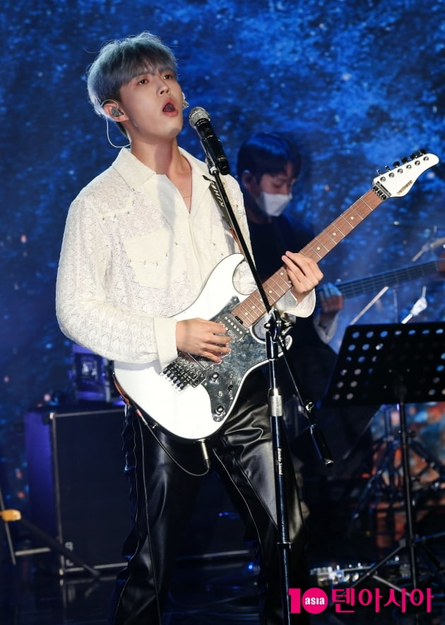 [TEN 포토] 김재환 '기타연주를 하며'
