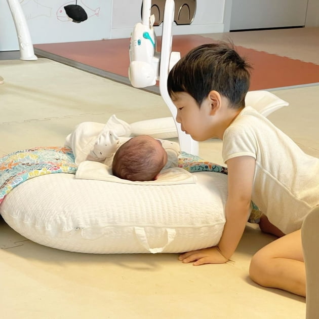 '이필모♥' 서수연, "우잉이 이름은 이도호 '호호형제'"…첫째 子, 스윗 형아 눈빛[TEN★]