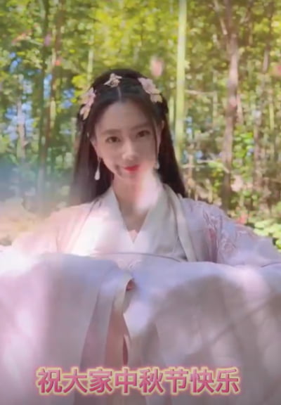 클라라, 추석에 중국 의상입고 인사…드라마에 홍보에 집중 [TEN★]