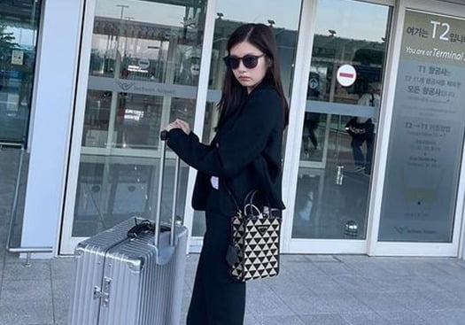 정소민, 올블랙녀 됐네…290만원 명품 P사 가방으로 뽐낸 힙한 공항 패션[TEN★]