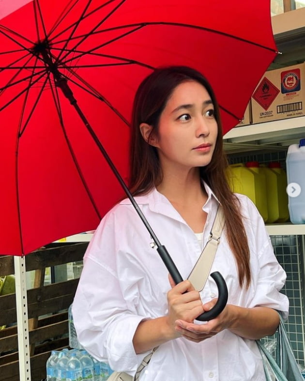 '이병헌♥' 이민정, 빨간우산 쓰고 일상이 화보...흰셔츠만 입어도 빛나[TEN★]