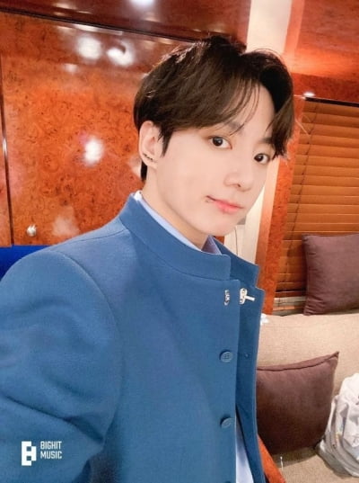 방탄소년단 정국, '아이유' 콘서트 관람 열중 '목격담' 뜨거운 화제