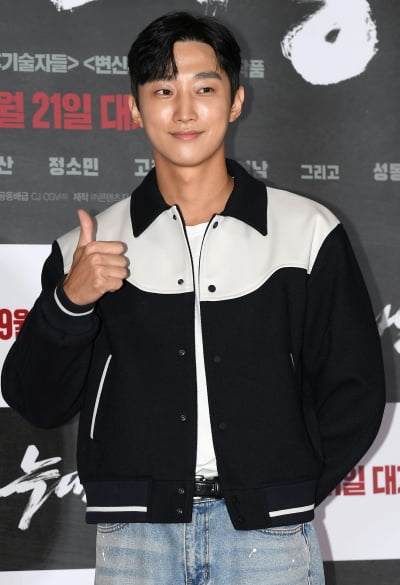 [TEN 포토] 진영 '늑대사냥 응원합니다'