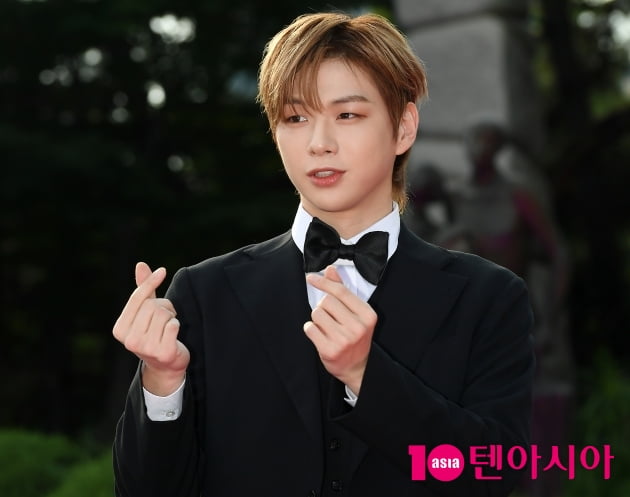 [TEN 포토] 강다니엘 '여심 저격 하트'