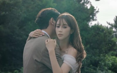 '10월 결혼' 아유미, 예비 남편과 영화 같은 웨딩 화보 공개 [TEN★]