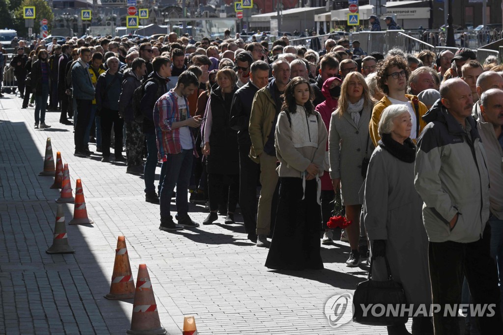 Thousands flock to Gorbachev's funeral  Putin is absent