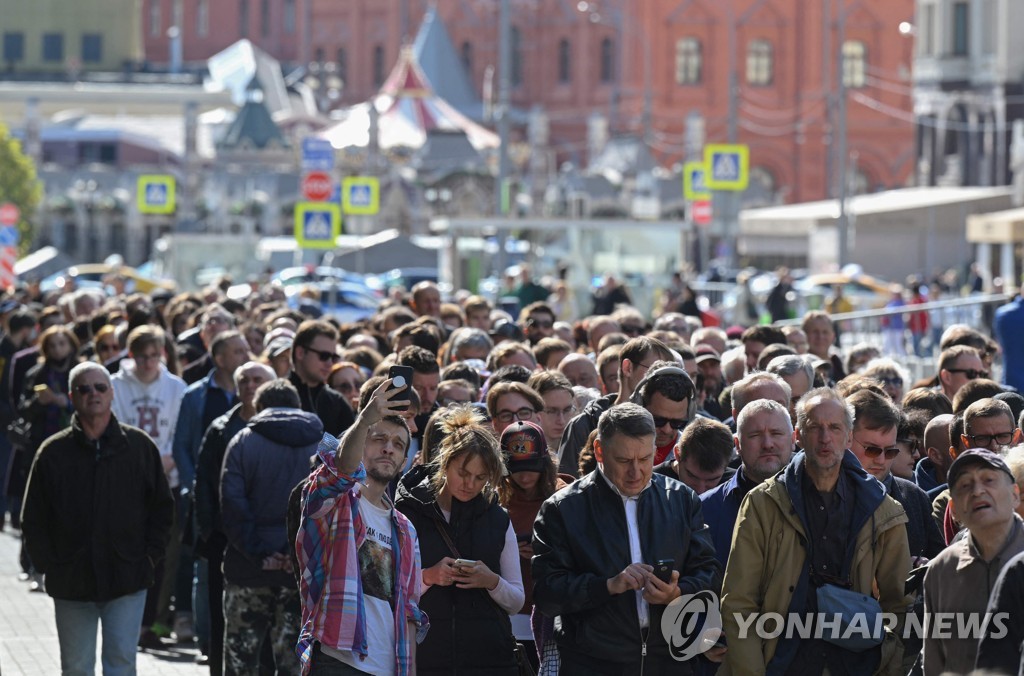 Thousands pay tribute to Gorbachev's funeral  Putin is absent (3 total)