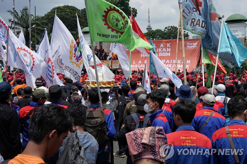 인도네시아, 연료비 인상 '후폭풍'…전국서 대규모 반대 시위