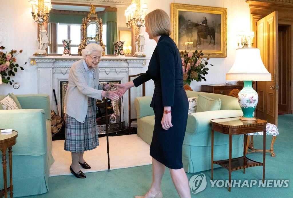 영국 여왕, 총리 임명에 무리했나…휴식 권고에 일정 취소