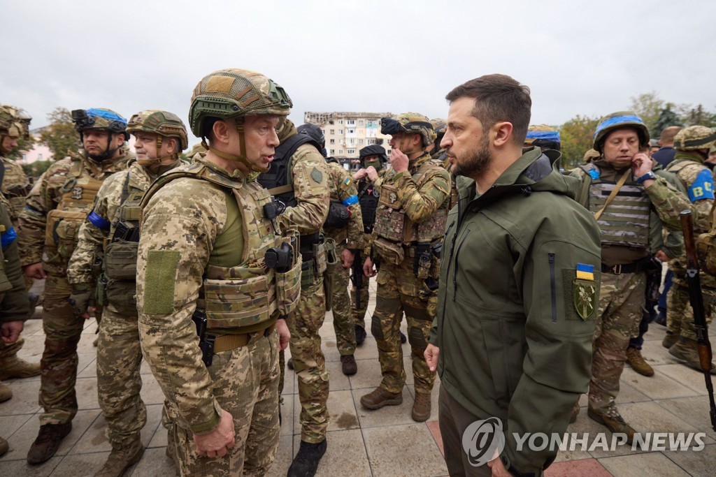 젤렌스키, 동북부 수복 영토 방문…"승리까지 전진뿐"