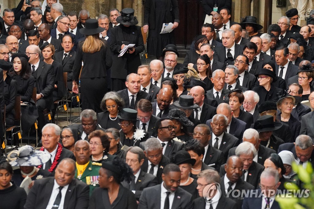 영국 여왕 '세기의 장례식' 엄수…정상급 외빈 500명 참석