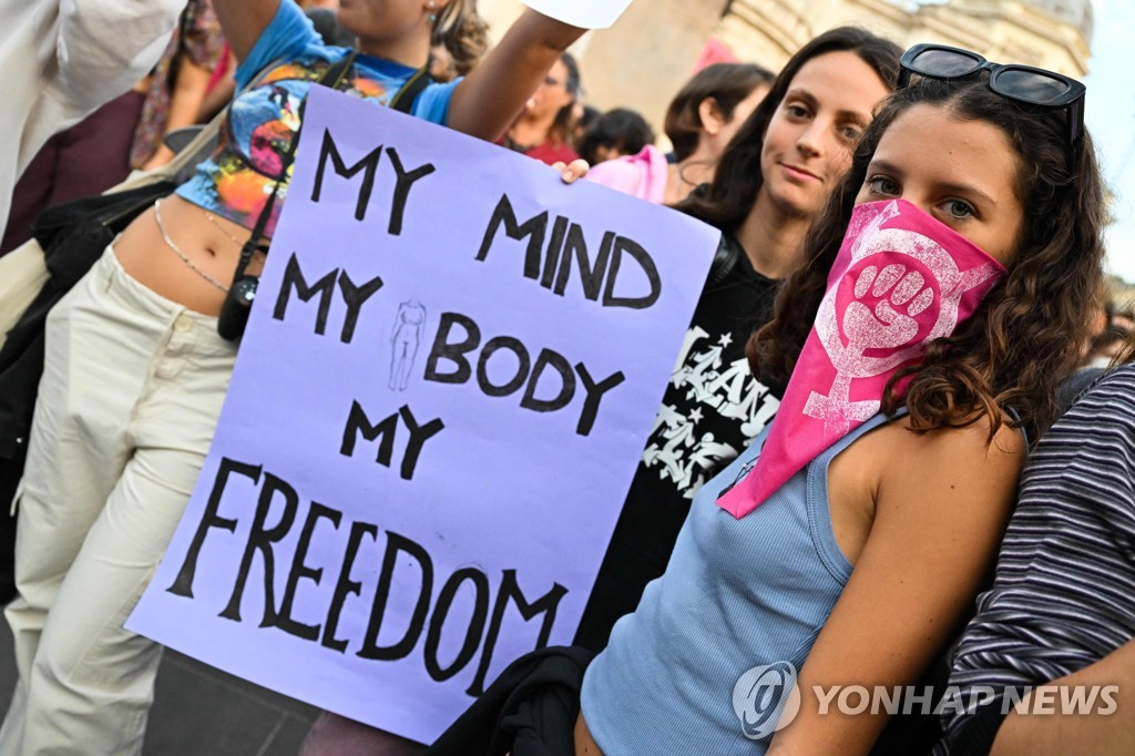 멜로니 "난 여성차별론자 아냐"…반대시위에 항변