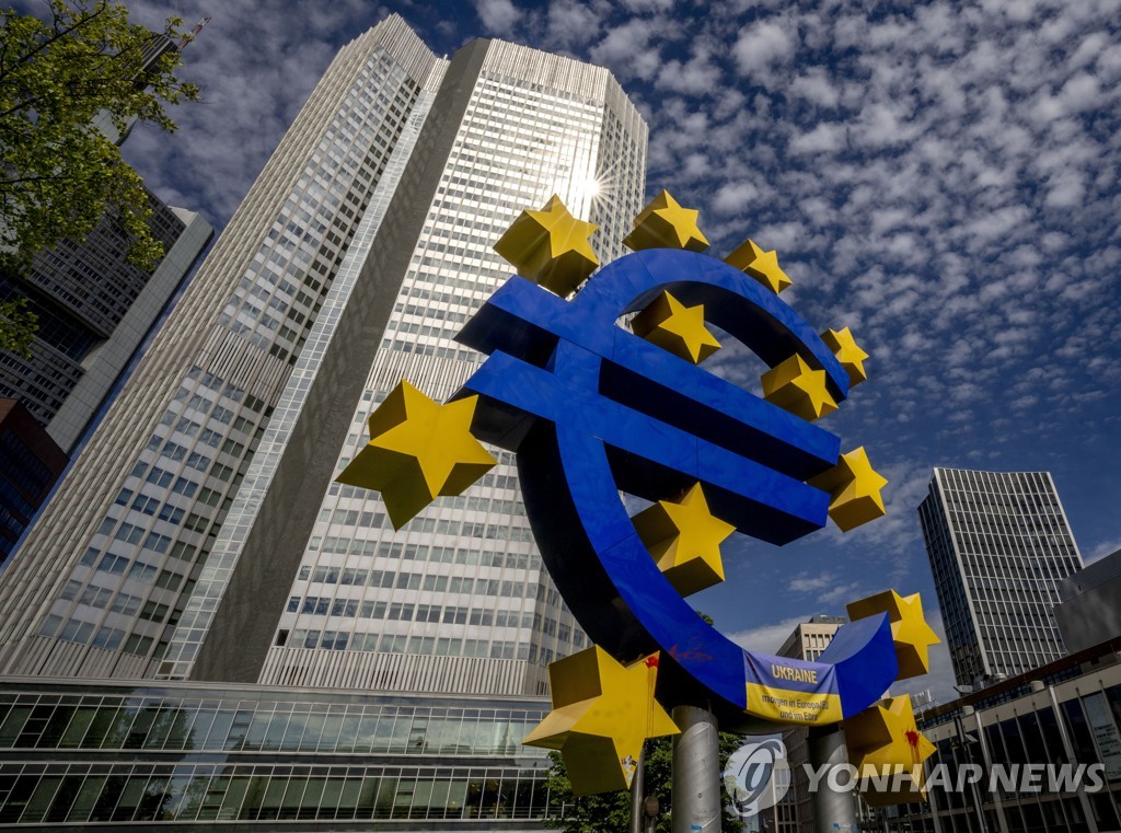 ECB 수석 이코노미스트 "내년까지 금리 인상 불가피"