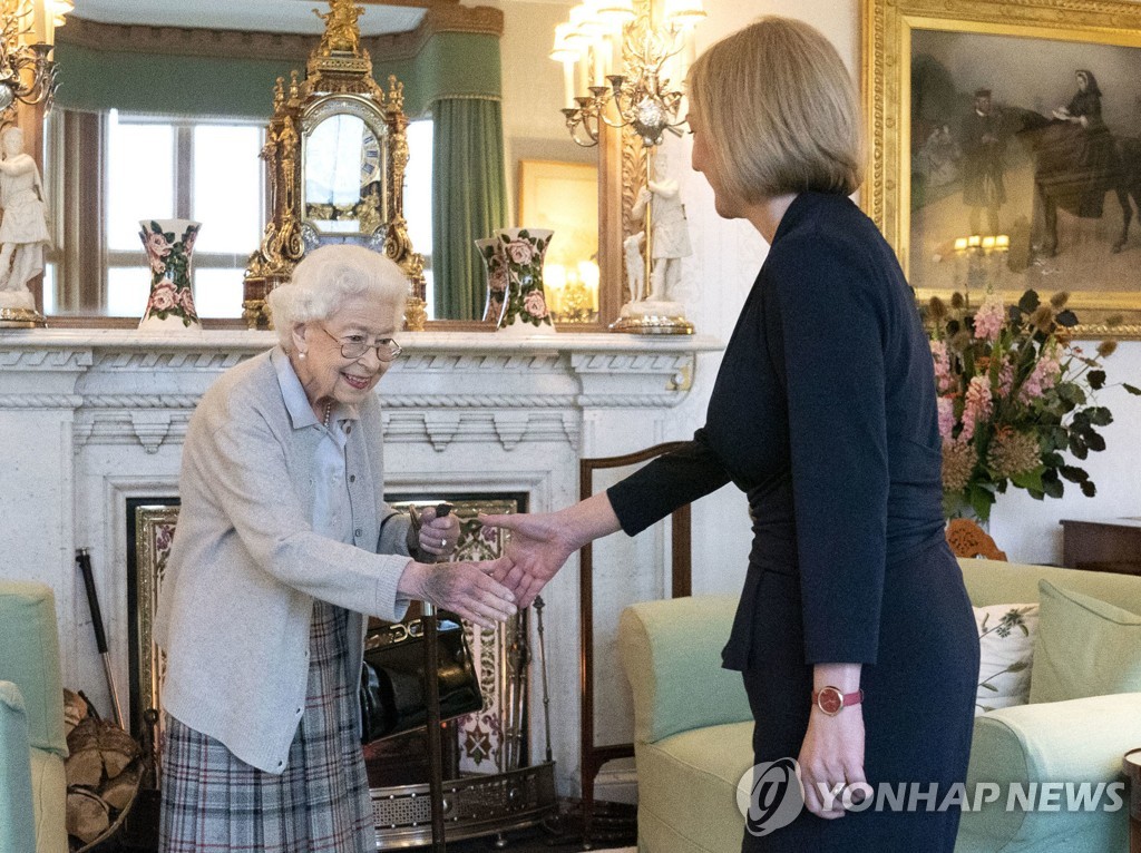 영국 리즈 트러스 총리, 여왕 알현 후 정식 임명