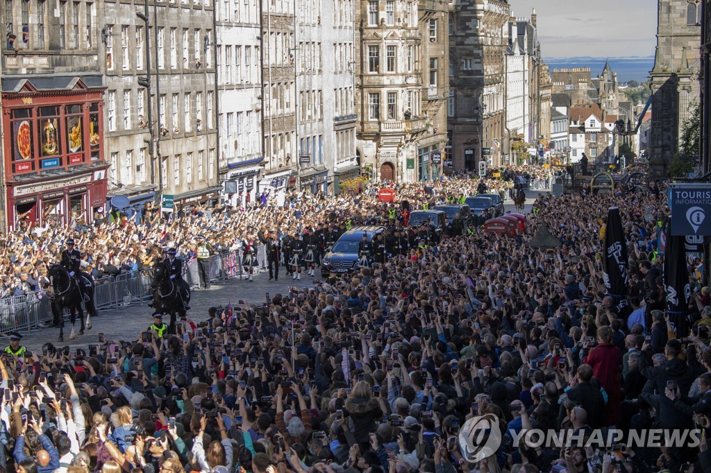 [르포] 여왕 관 보고 눈물 왈칵…"새벽부터 10시간 줄 서 조문"