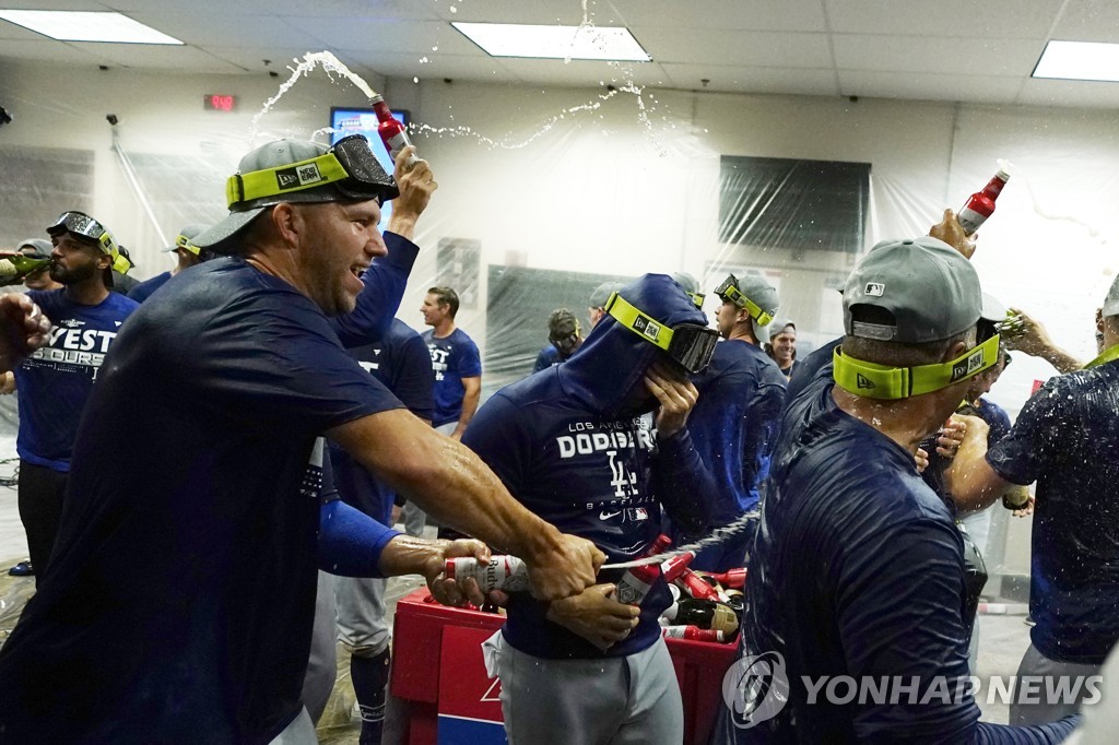 커쇼 앞세운 다저스, MLB서 가장 먼저 지구 우승 확정