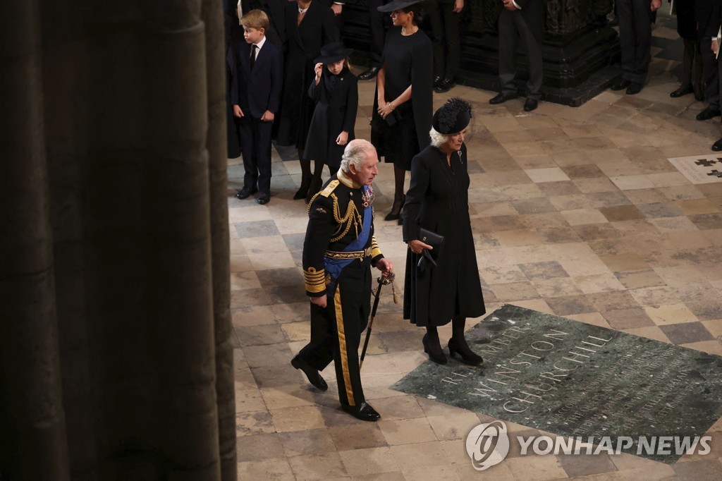 영국 여왕 '세기의 장례식' 엄수…정상급 외빈 500명 참석