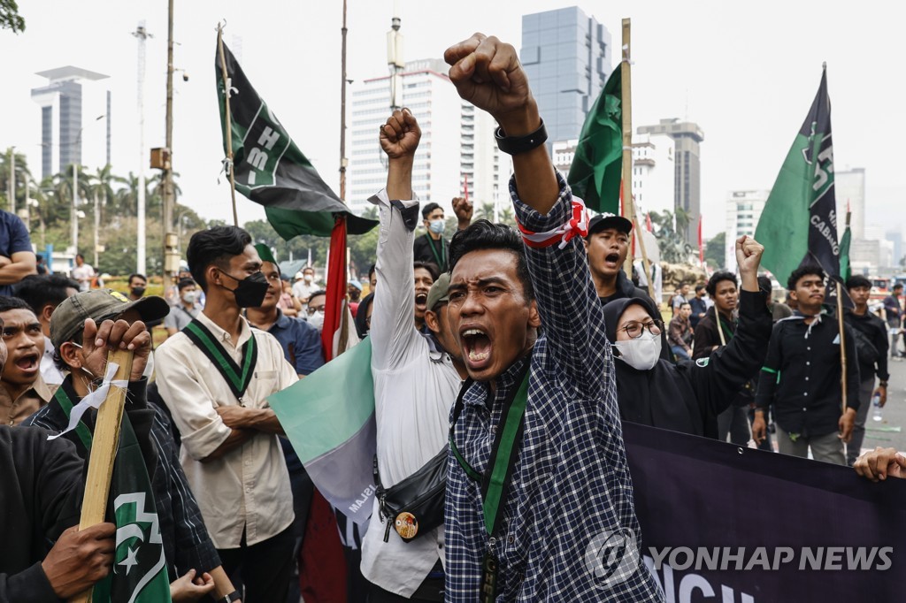 [고침] 국제(인니 '반값 휘발유' 가격 결국 31% 인상…물…)