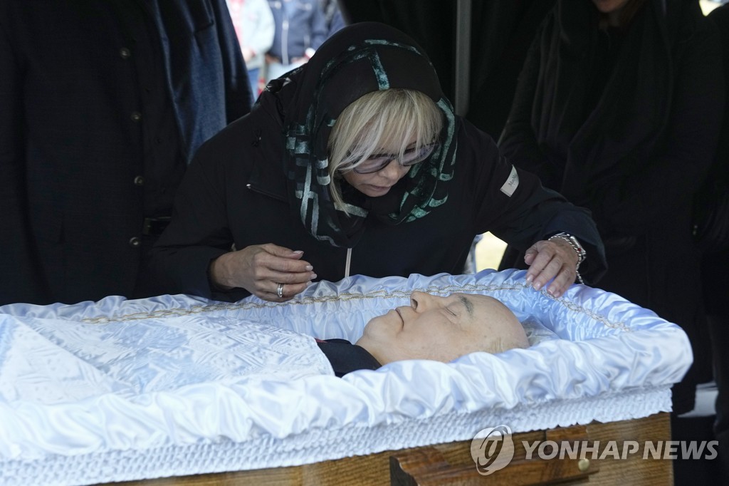 Thousands pay tribute to Gorbachev's funeral  Putin is absent (3 total)