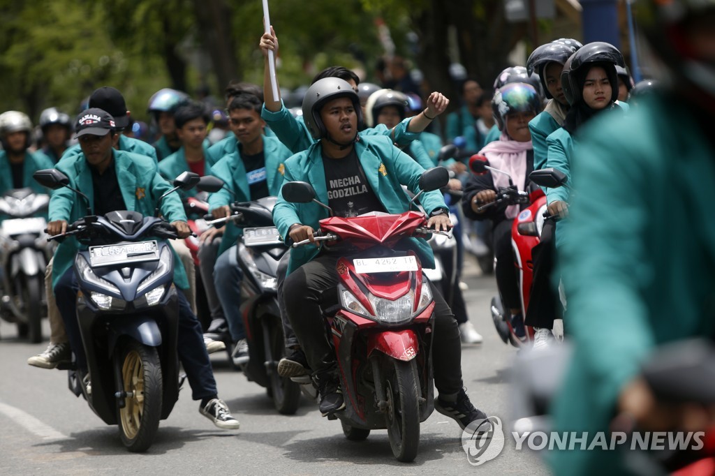 인도네시아, 연료비 인상 '후폭풍'…전국서 대규모 반대 시위
