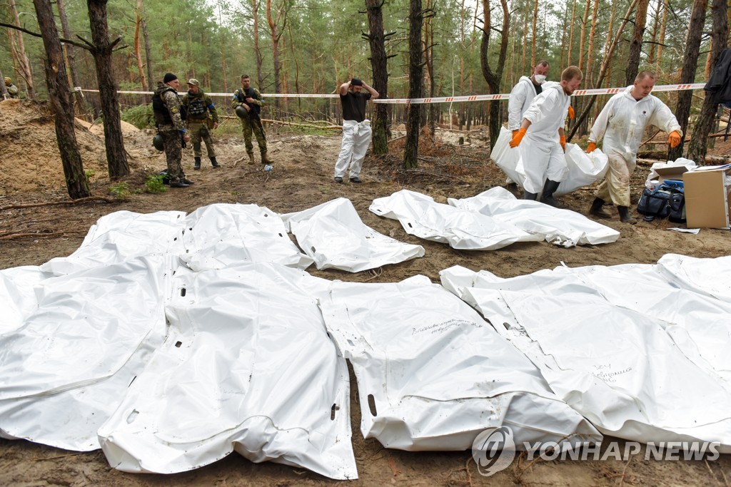 마크롱, 우크라 집단매장지에 "러 잔혹행위" 규탄