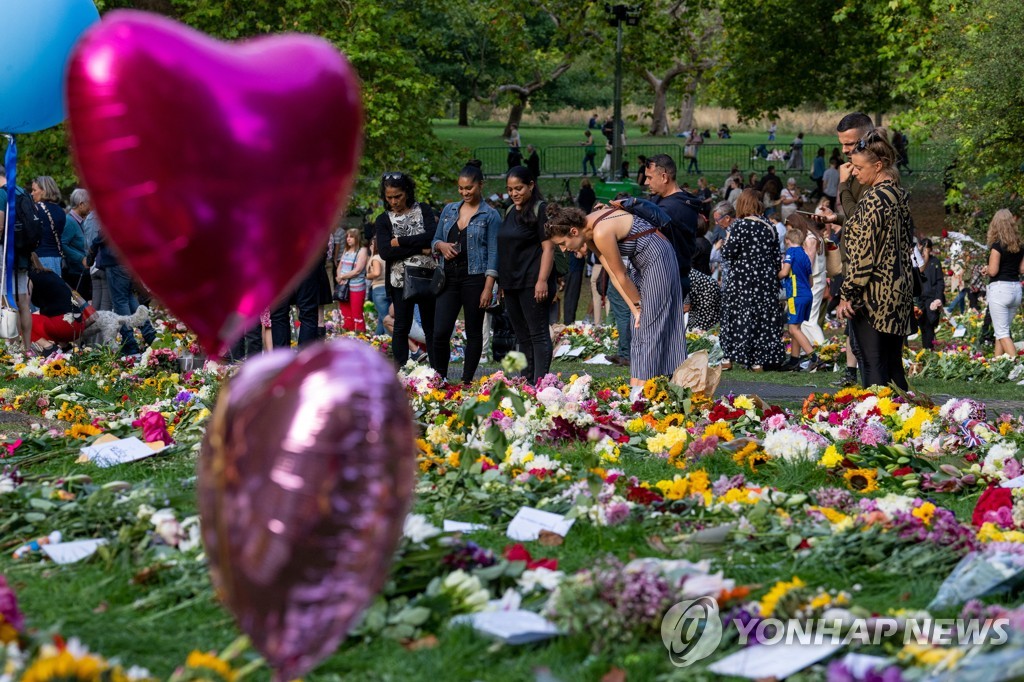 [英여왕 서거]    Espera-se que o número de enlutados chegue a 750.000... Pular o funeral de Diana