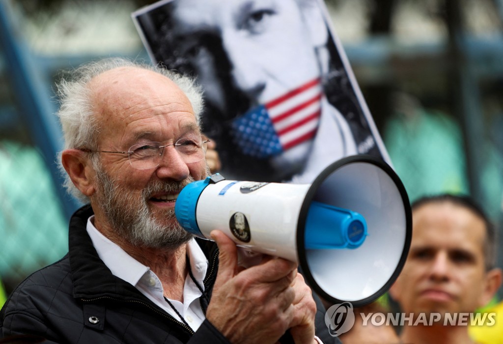 멕시코 독립기념 행사에 '위키리크스' 설립자 가족 참석