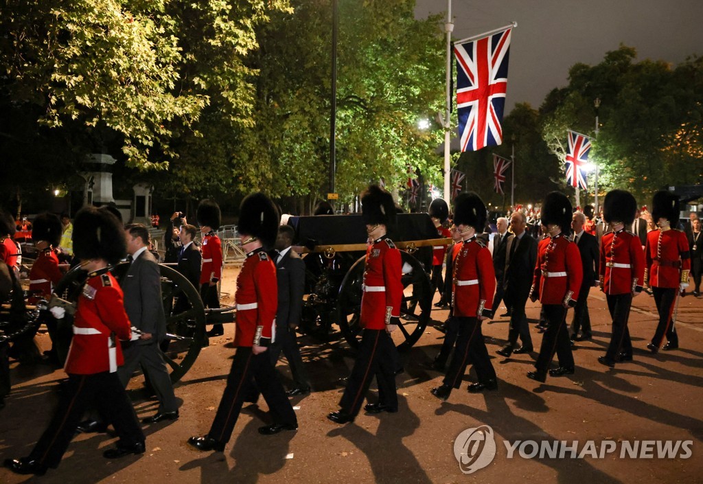 英여왕 런던으로…"내일부터 75만명 조문, 12시간 줄설 수도"