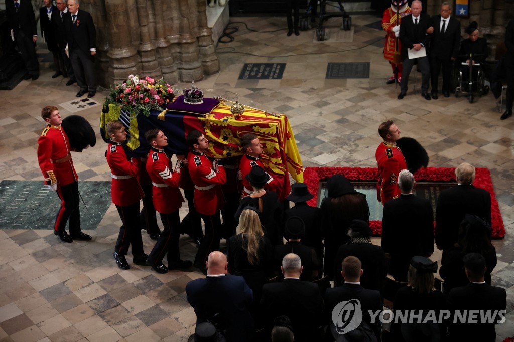 영국 여왕 '세기의 장례식' 엄수…정상급 외빈 500명 참석