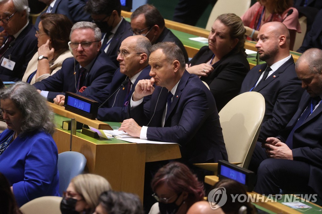 UN General Assembly 'mask strife'...  Most of the delegations from each country are no-masks.