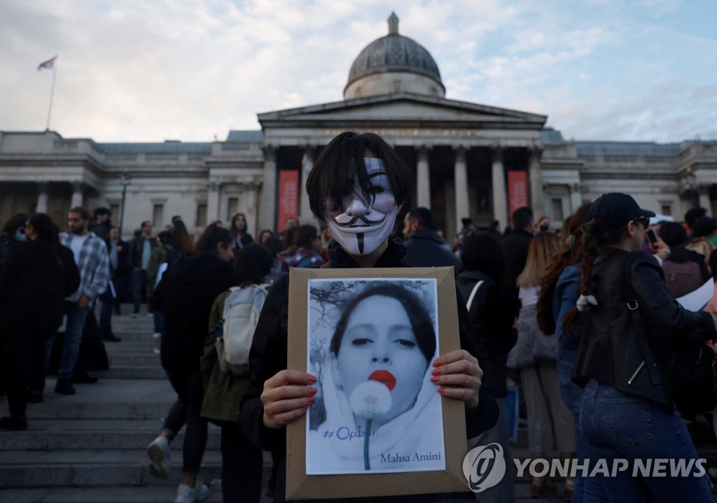 Protestos em todo o mundo contra o 'mistério do hijab' do Irã