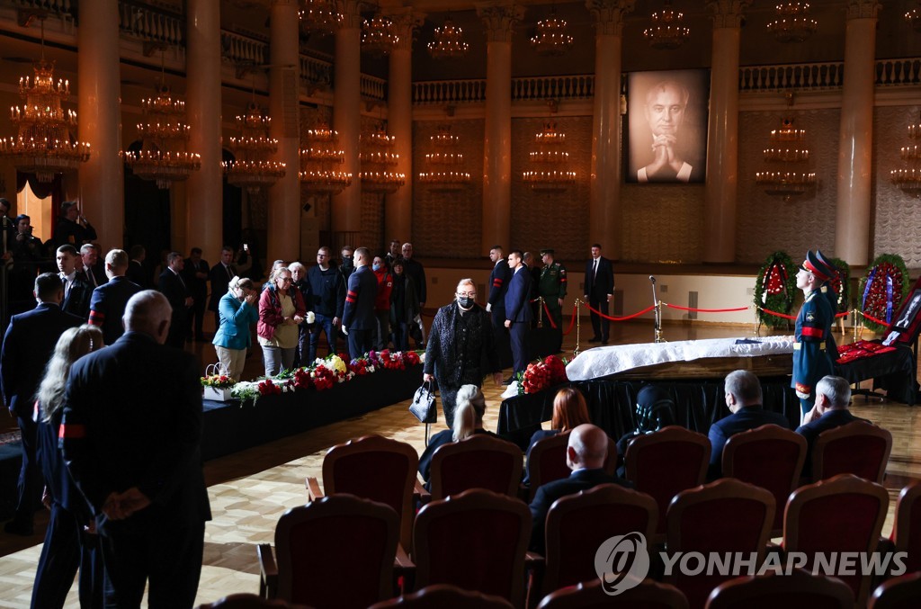 Thousands pay tribute to Gorbachev's funeral  Putin is absent (3 total)