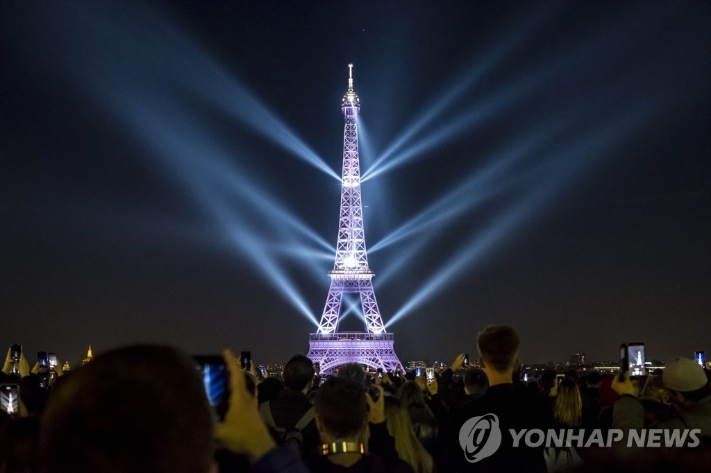 러시아발 에너지난에 에펠탑 조명도 일찍 꺼진다