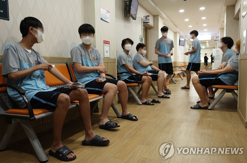 'BTS 병역특례' 국방부·병무청은 '속앓이'…여론조사 논란도
