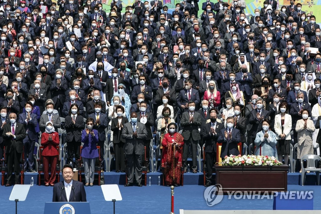 尹처가 수사 경찰관, 취임식 초청 논란…"산업스파이 막아"(종합)