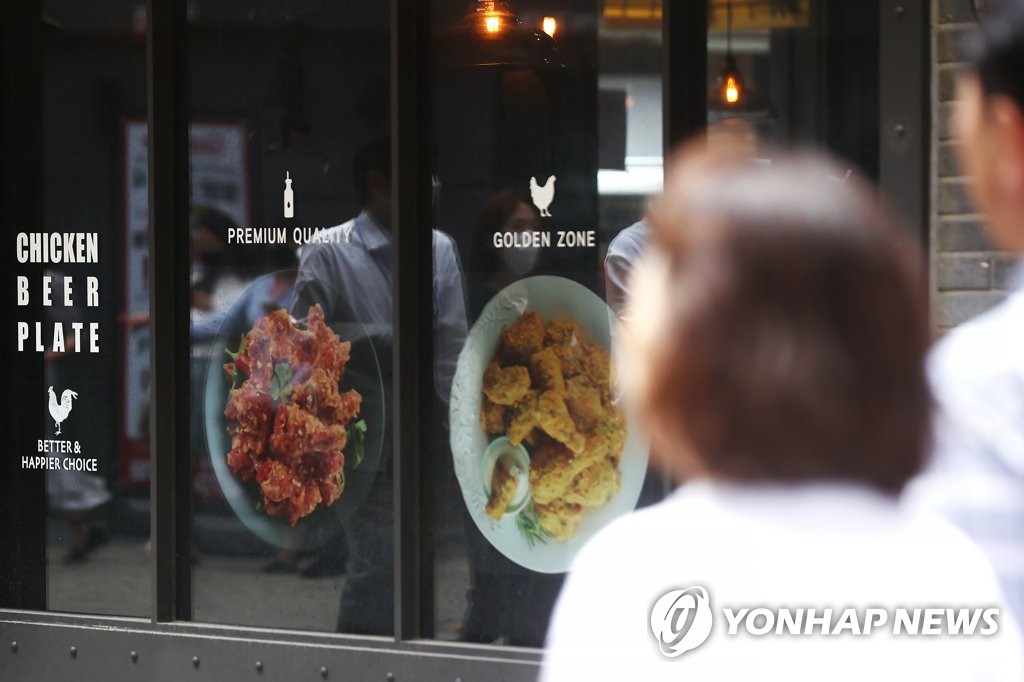 CNN, 한국 치킨값 급등 조명…"반값 치킨 파는 마트에 오픈런"