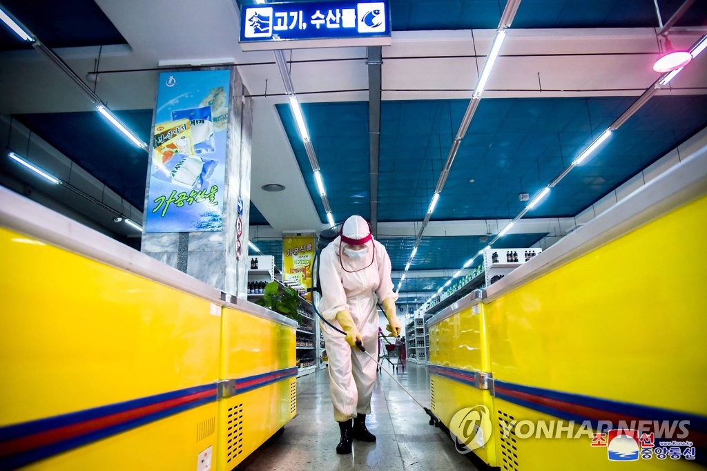 북한도 대규모 백신접종 돌입…국경 열고 '위드 코로나'로 가나