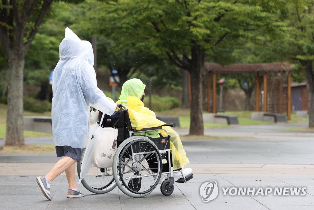 장애인 임금근로자 56%가 비정규직…월평균 소득 230만원