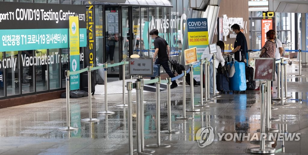 코로나 출구전략 속도내는 정부…실외마스크 해제 다음 수순은