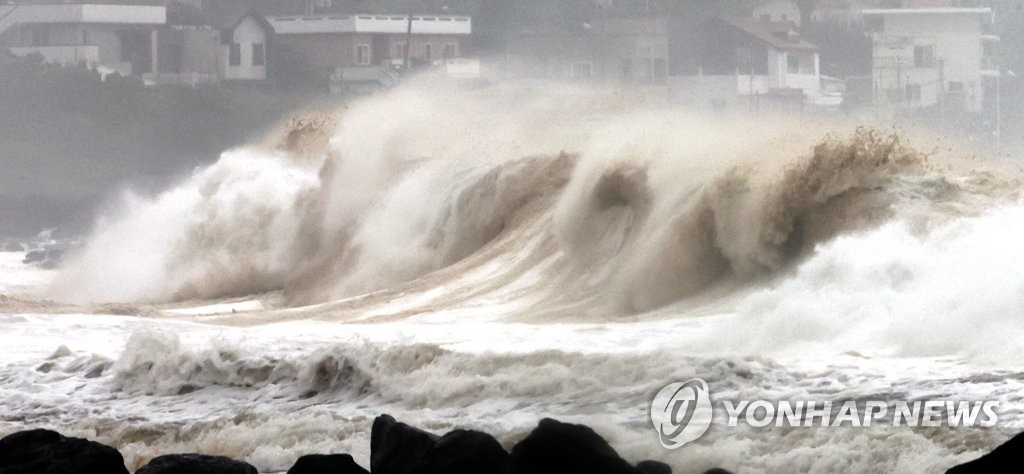 [태풍 힌남노] 제주 직접 영향권…오후 하늘·바닷길 끊겨