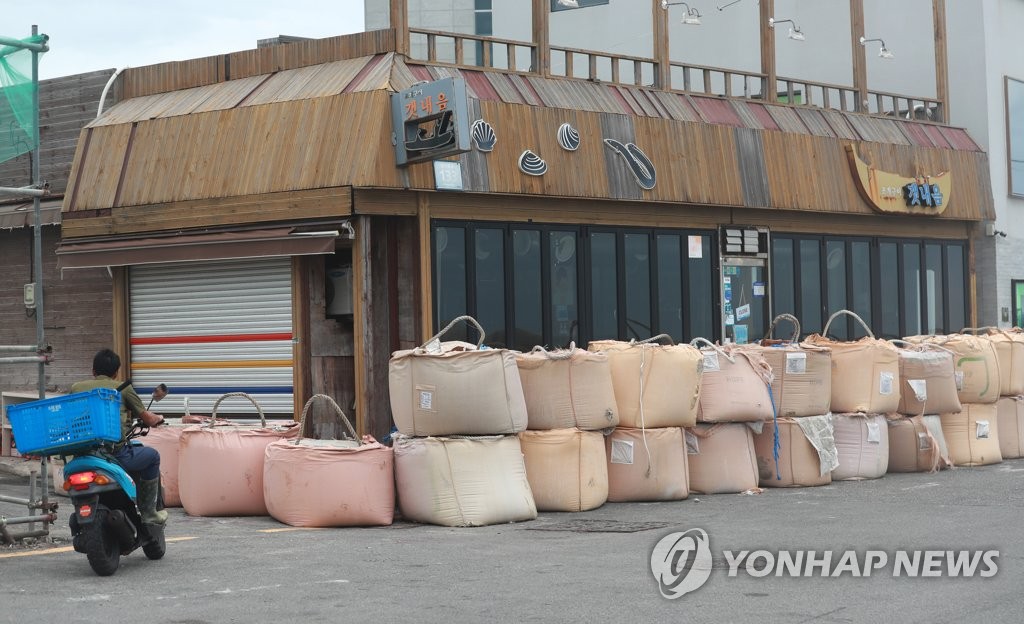 [태풍 힌남노] 점차 강해지는 바람…시민들 서둘러 귀가