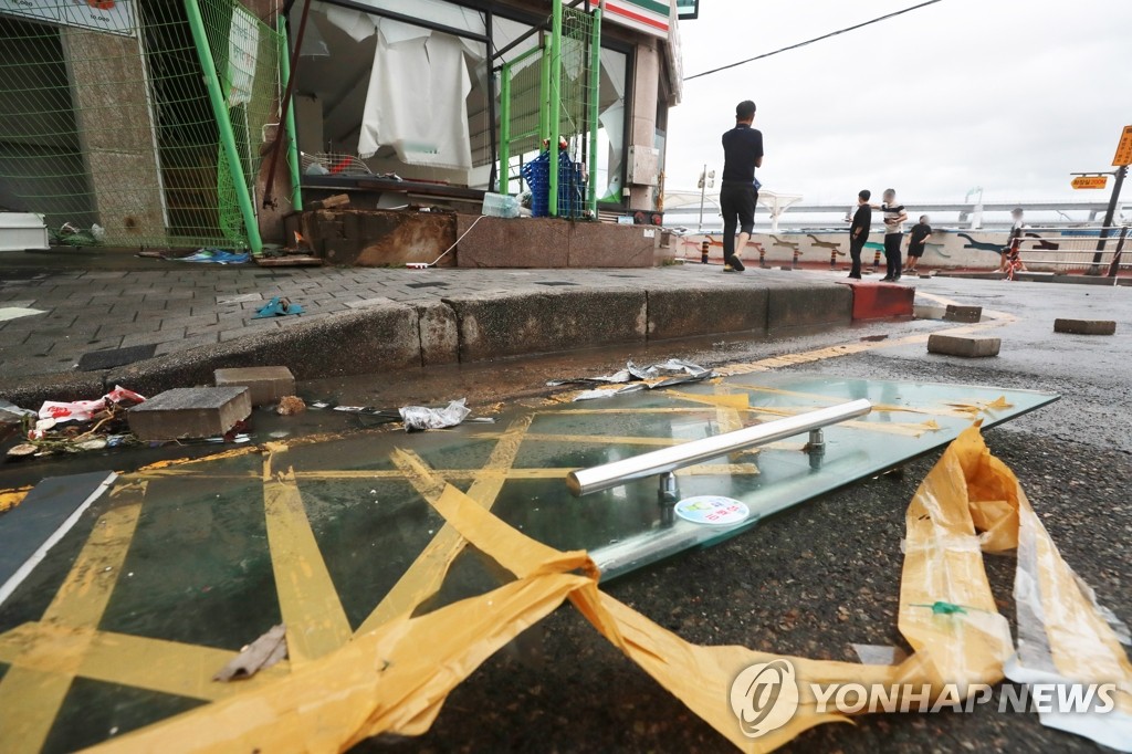 [태풍 힌남노] 방파제 넘은 파도에 부산 해안가 폭탄 맞은 듯