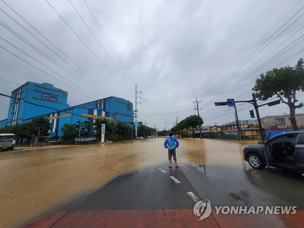 [르포] 짙푸르던 포항 바다, 흙탕물 됐다…주민 "이런 태풍 처음"