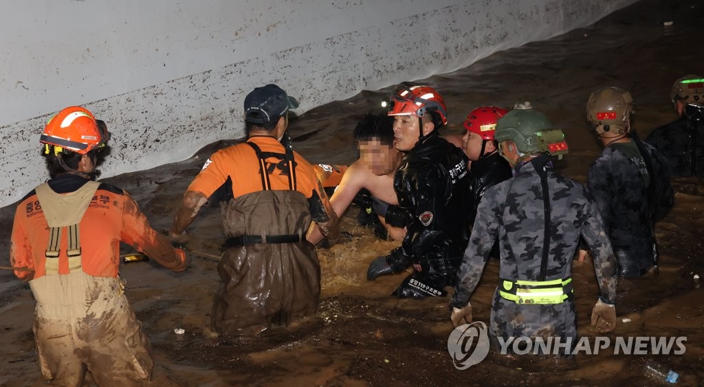 포항 지하주차장 실종자 1명 생존구조…"에어포켓 공간서 발견"(종합)