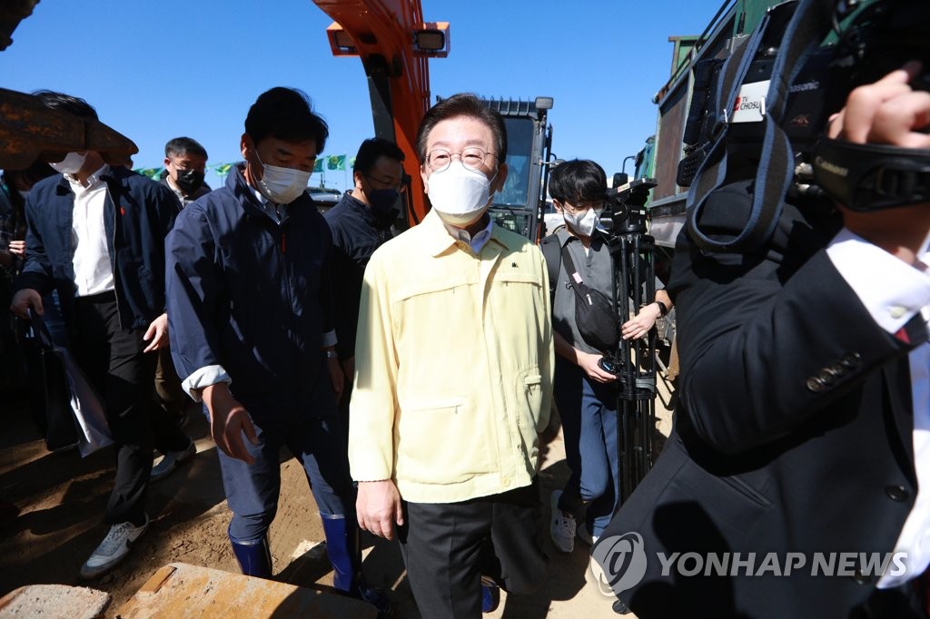 이재명, '민생'으로 사법리스크 돌파 시도…"기초연금 40만원"