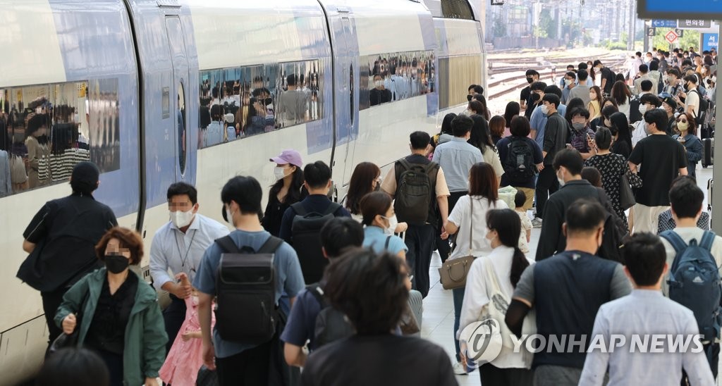 힘들어도, 추석…열차역·터미널 귀성객들로 북적