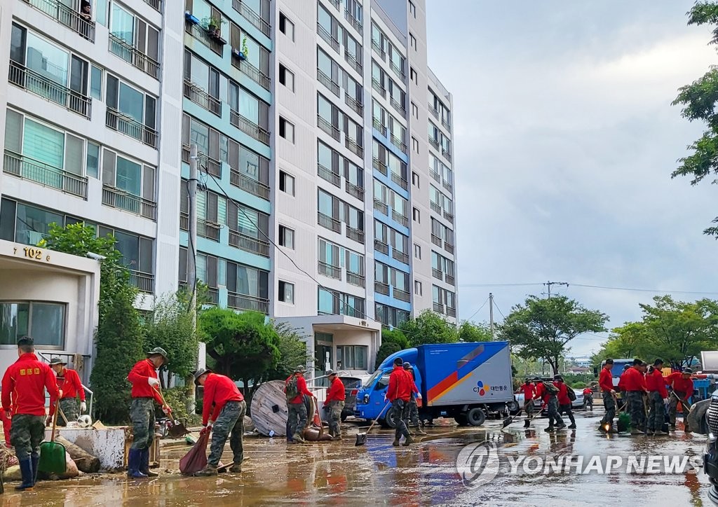 "물·전기 절실"…포항 지하주차장 물은 뺐지만 여전히 아수라장