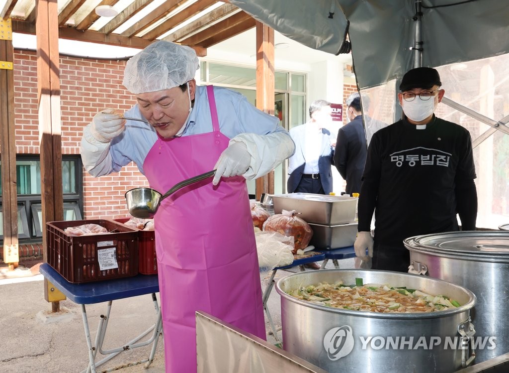 尹대통령, 무료급식소서 김치찌개 끓이고 배식…추석 민생 행보(종합)