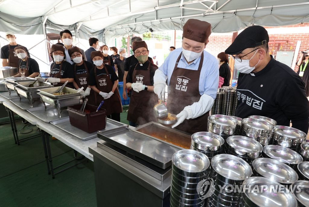 尹대통령, 무료급식소서 김치찌개 끓이고 배식…추석 민생 행보(종합)